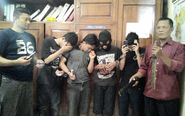 Para tersangka saat diamankan di Mapolsek Pagu Kabupaten Kediri. (foto: dendi martoni/BANGSAONLINE)