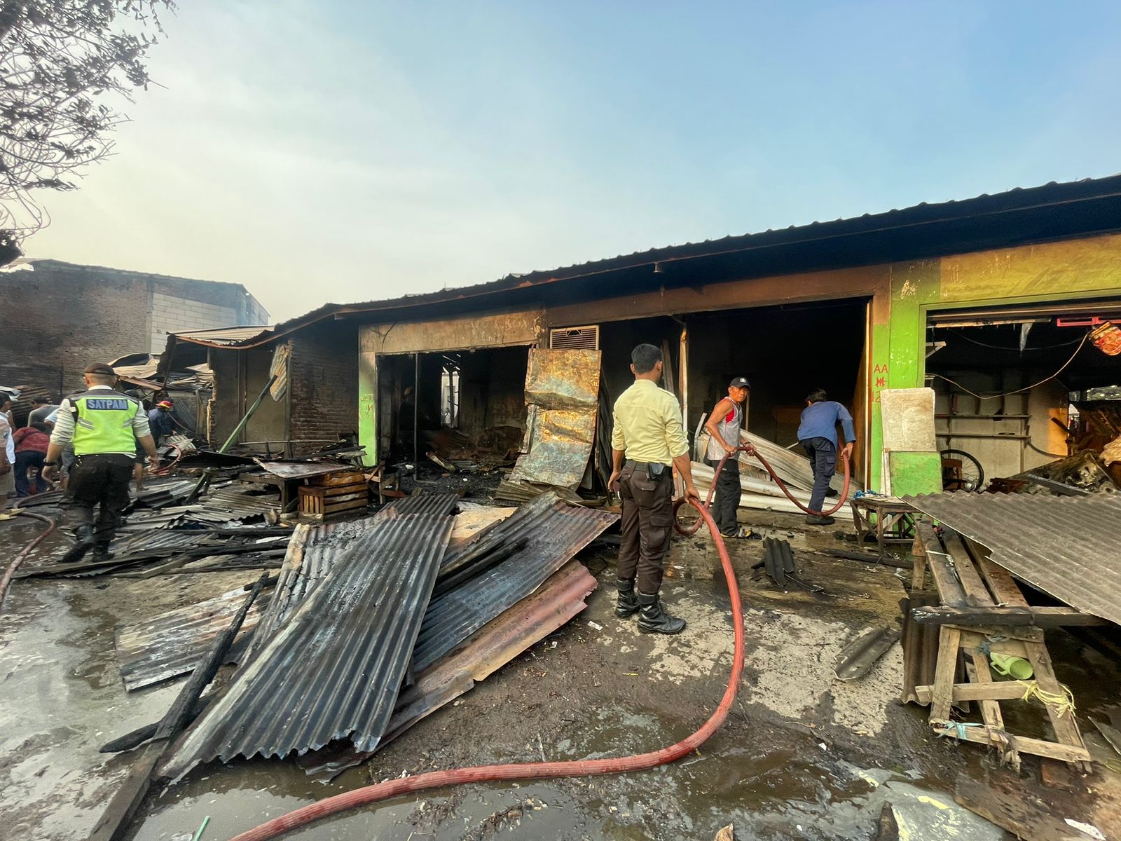 Blok kios pasar Sepanjang Sidoarjo yang hangus terbakar