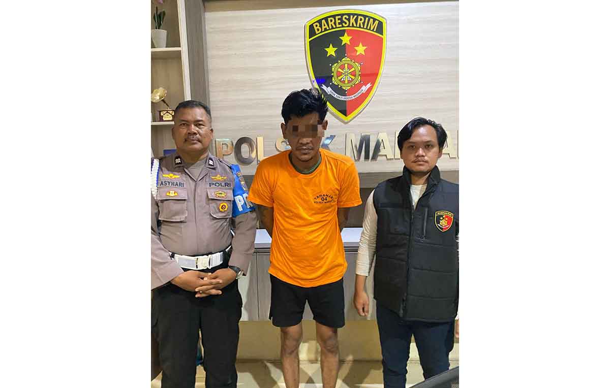 Petugas saat menghimpit pelaku pecurian di Gresik. Foto: Ist