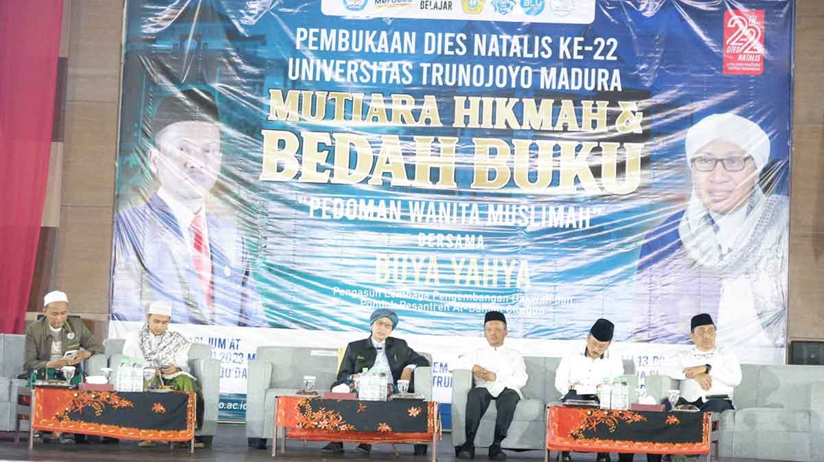 Penceramah kondang, Buya Yahya, ketika menghadiri Dies Natalies ke-22 Universitas Trunojoyo Madura.