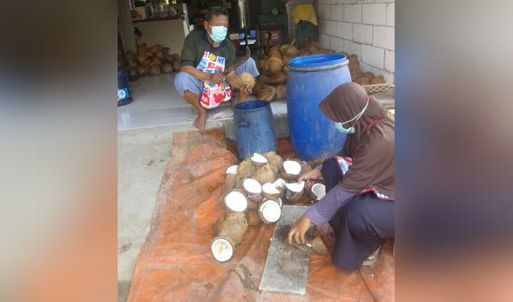 Saat ini industri skala rumah tangga mampu memproduksi VCO atau minyak kelapa murni sesuai standar.