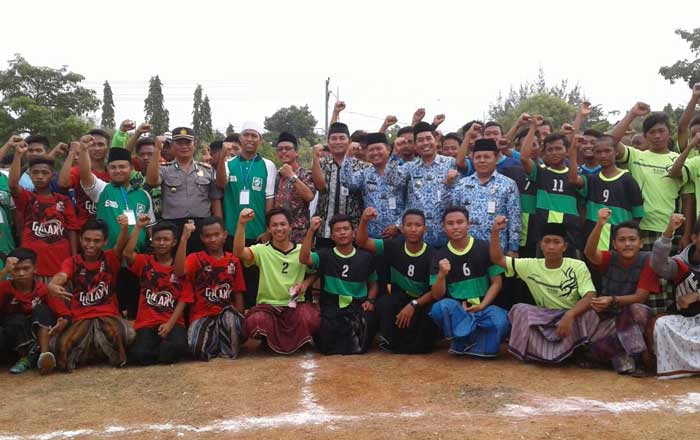 Para peserta foto bersama saat penutupan sarung soccer.