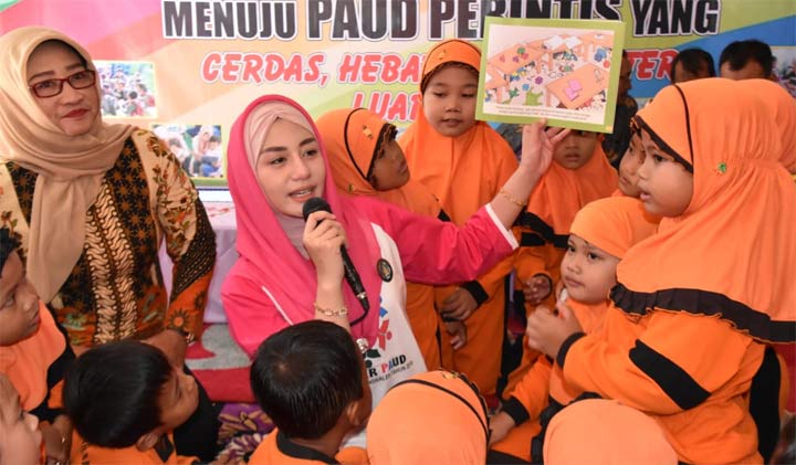 Novita Nur Arifin di tengah kerumunan anak PAUD. foto: HERMAN/ BANGSAONLINE