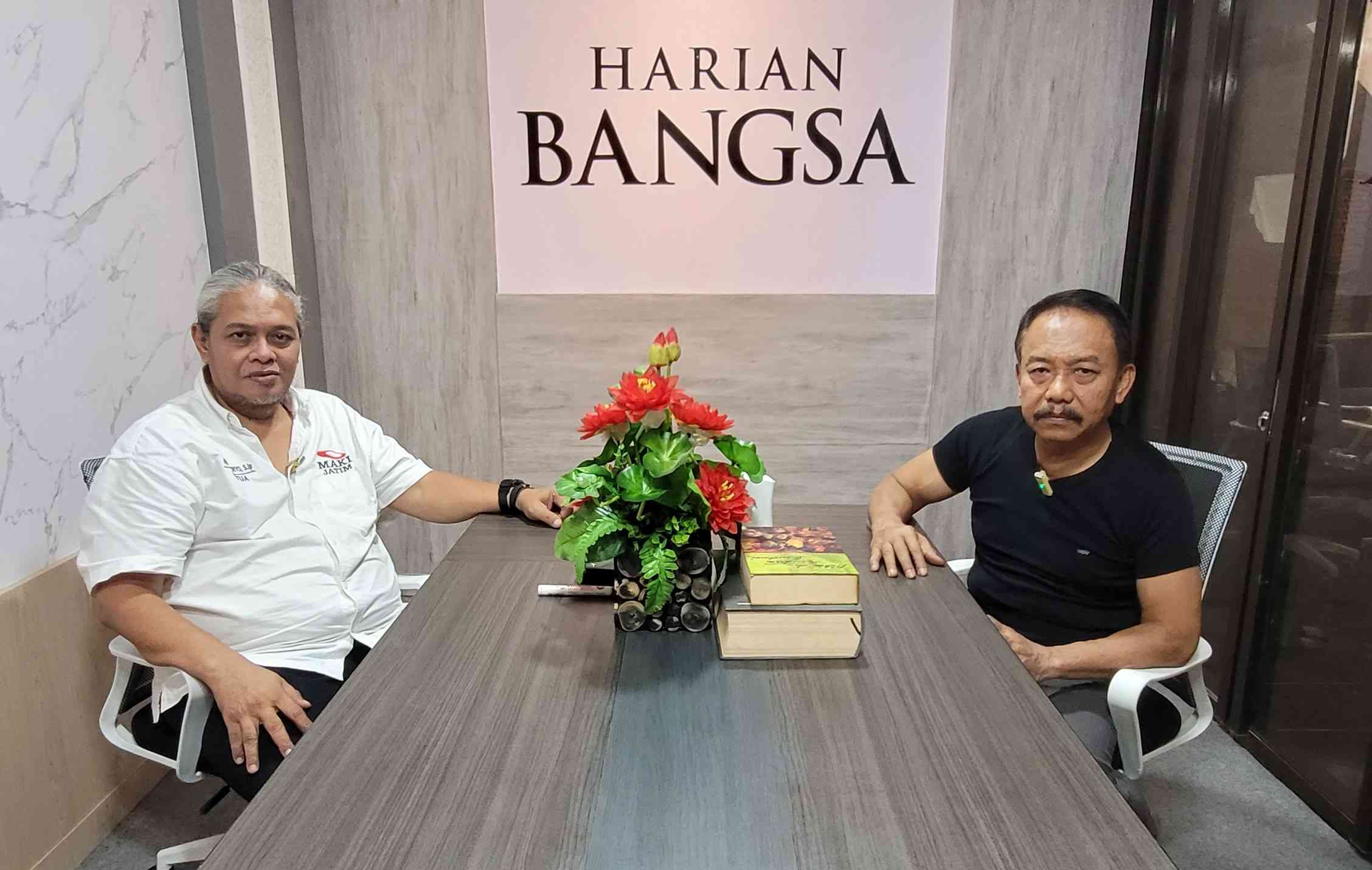 Ketua MAKI Jawa Timur, Heru Satrio, saat rekaman Podcast BANGSAONLINE bersama M. Mas