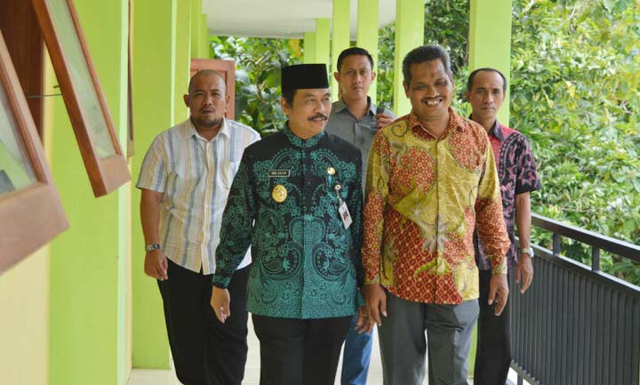 Wabup Qosim saat meninjau UNBK SMK di Bawean.