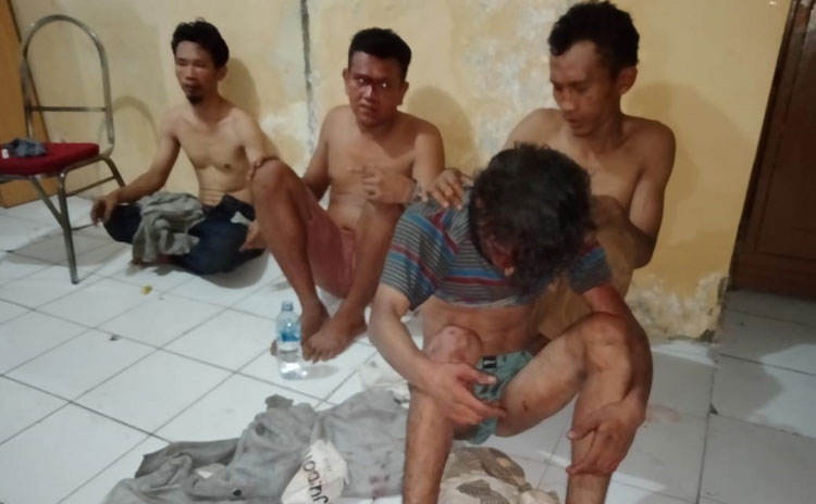 Empat pelaku pencuri kabel listrik asal Surabaya diamankan di Mapolsek Taman.