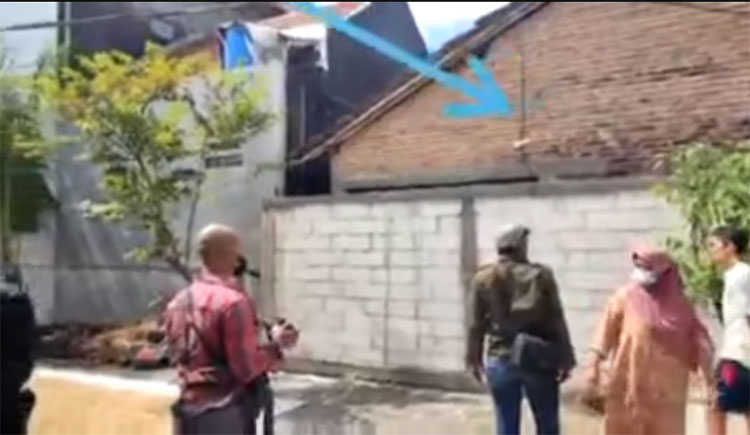 Tanggapan layar video penutupan rumah Sutikna di Kudus dengan tembok setinggi 2,3 meter.