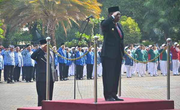 Penjabat Bupati, Akmal Boedianto ketika memimpin upacara hari pahlawan. foto: syuhud/BANGSAONLINE