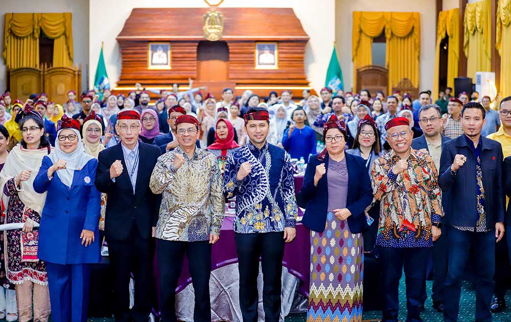 Pelaksana Tugas (Plt) Gubernur Jawa Timur, Emil Elestianto Dardak saat menghadiri kegiatan WUACD Summit Tahun 2025 di Gedung Negara Grahadi, Surabaya, Jumat (13/6/2025).