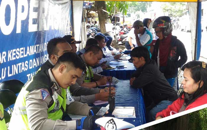 Para pelanggar yang ditilang oleh petugas Satlantas, Selasa (14/11). foto: IWAN/ BANGSAONLINE