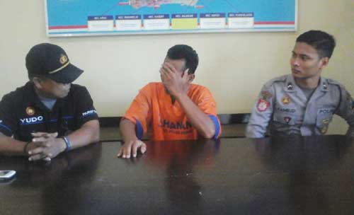 Tersangka saat diinterogasi di Mapolres Kediri. (Foto: dendi martoni/BANGSAONLINE)
