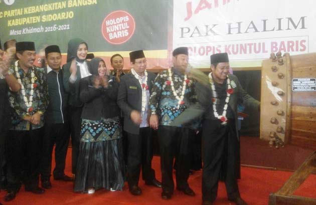 Ketum PKB H Muhaimin Iskandar (Cak Imin) menabuh beduk simbol membuka Muscab ke-4 PKB Sidoarjo, di Hotel The Sun, Sidoarjo, Senin (23/05). foto: musta’in/ BANGSAONLINE