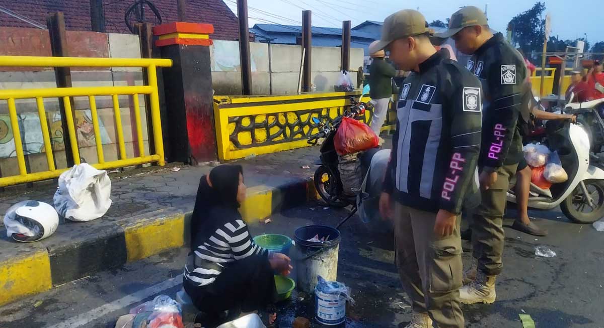 Penertiban yang dilakukan petugas dari Satpol PP Sidoarjo terhadap salah satu pedagang Pasar Tumpah Waru.