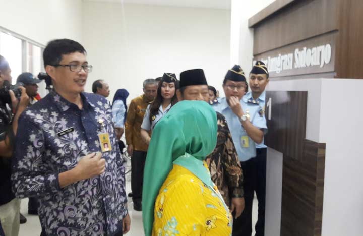 SOFT LAUCHING: Bupati didampingi Deputi Kemenpan-RB melihat stan
pengurusan paspor di Mal Pelayanan Publik. foto: MUSTAIN/ BANGSAONLINE