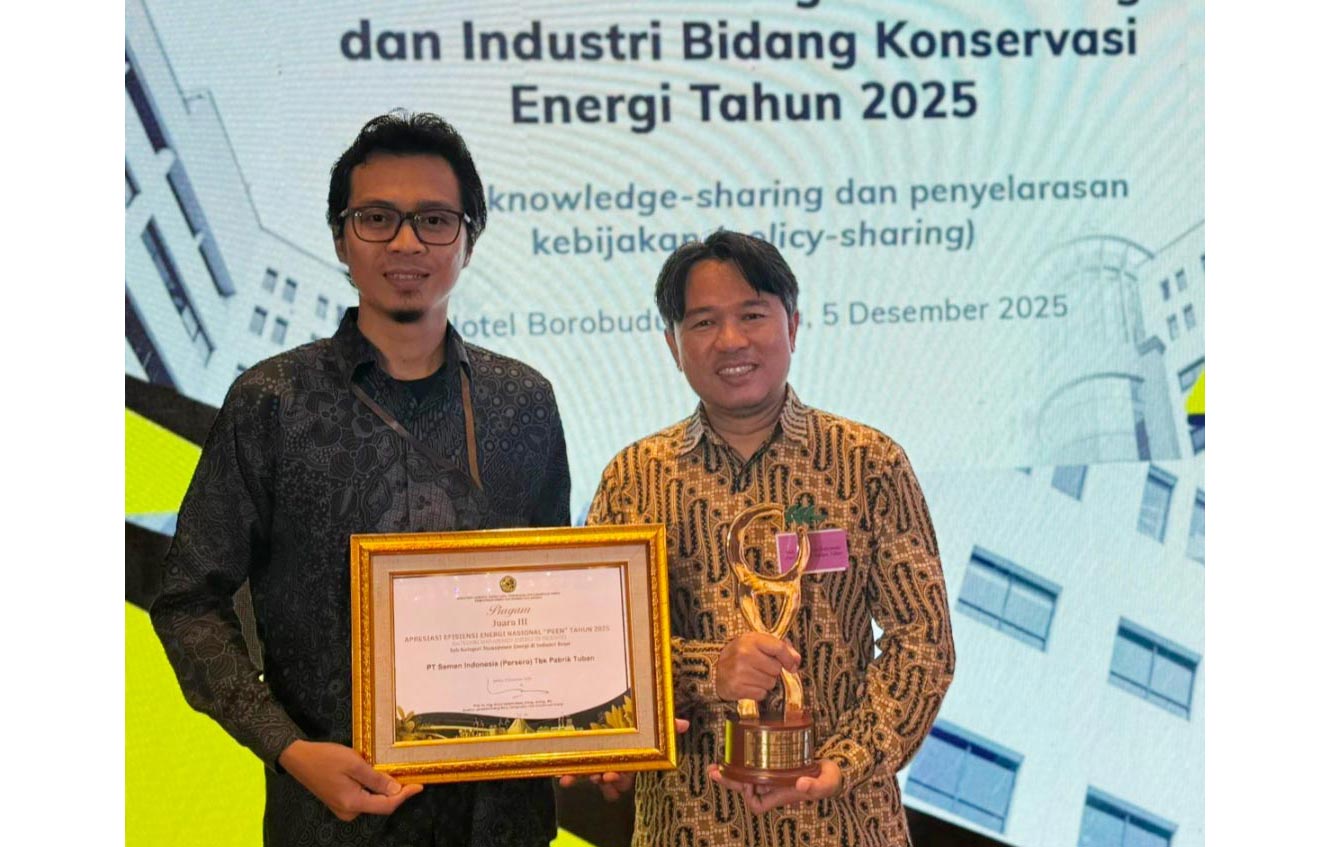 GM of Production Plan & Control SIG Pabrik Tuban, Ibnu Prasetyo, menunjukkan trofi Penghargaan Efisiensi Energi Nasional (PEEN) 2025 dari Kementerian ESDM RI.