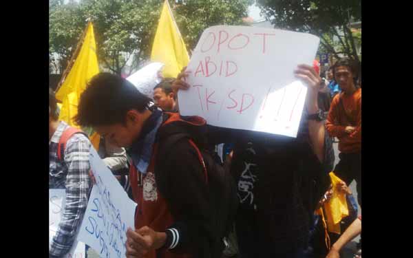 Aksi demo PMII tuntut Kabid TK/SD Dispendik Lamongan mundur terkait pemecatan dua guru GTT dalam kasus SDN Jubel Lor. (foto: haris/BANGSAONLINE)
