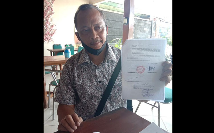 Yusuf Wibisono S.H., saat menunjukkan surat kuasa atas sidang praperadilan kasus broker ASN. (foto: BAMBANG/ BANGSAONLINE)