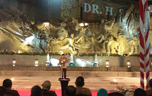 Gubernur Jawa Timur Soekarwo saat sambutan dengan latar belakangnya Tugu Parasamya Purnakarya Nugraha dan titik nol di halaman kator Gubernur Jatim, Jumat (28/12) malam. foto: YUDI ARIANTO/BANGSAONLINE