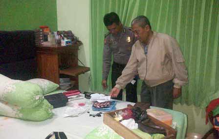 Polresta Kediri melakukan olah TKP. foto: dendi martoni/BANGSAONLINE