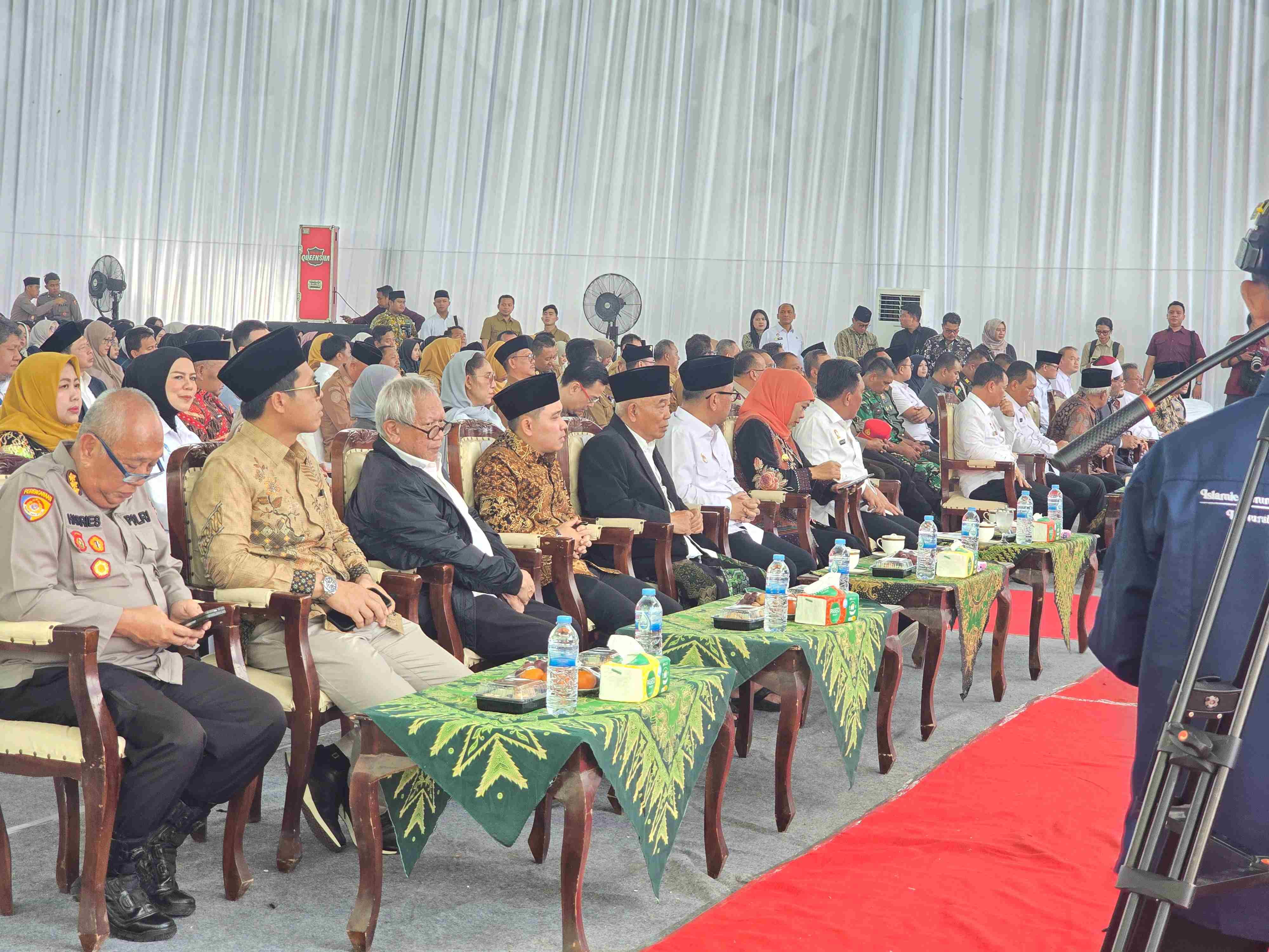 Gubernur Lemhanas RI Dr. H. TB. Ace Hasan Syadzily, M.Si, Prof Dr KH Asep Saifuddin Chalim, Khofifah Indar Parawansa, Dr Muhammad Al Baraa, Dr KH Mauhibur Rokhman dan para tokoh lainnya dalam acara Goes To Campus di Gedung Student Centre Pondok Pesantren Amanatul Ummah Pacet Mojokerto, Jawa Timur, Selasa (12/5/2026). Foto: MMA/bangsaonline