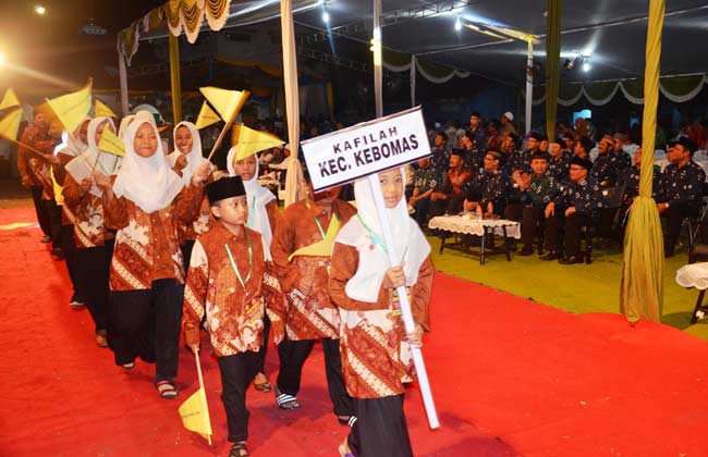 Para kafilah ketika pembukaan MTQ ke XXVII di Ponpes al-Ibrohimi. foto: syuhud/ BANGSAONLINE