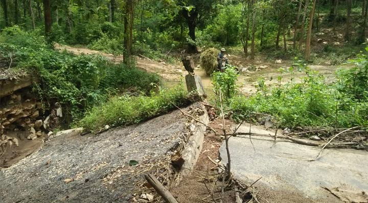 Jembatan penghubung Desa Montongsekar dan Tanggulangin yang putus. Tampak pengendara motor terpaksa menerjang sungai karena enggan memutar jauh.