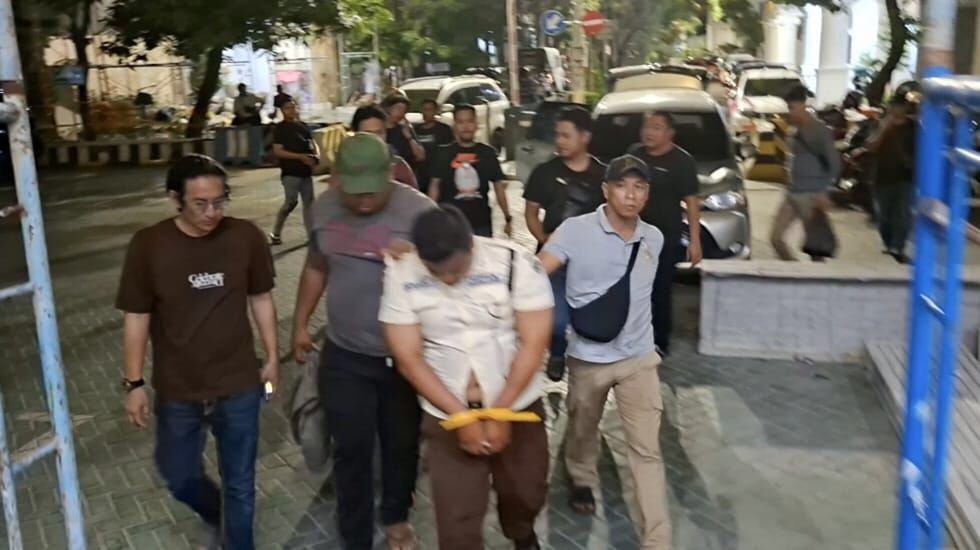 Pelaku saat digelandang oleh unit Jatanras Polrestabes Surabaya