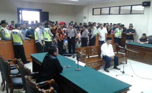 Terdakwa Sumaryono tertunduk saat pembacaan vonis berlangsung oleh majelis hakim Tipikor Jatim, kemarin.Foto : nanang ichwan/BANGSAONLINE