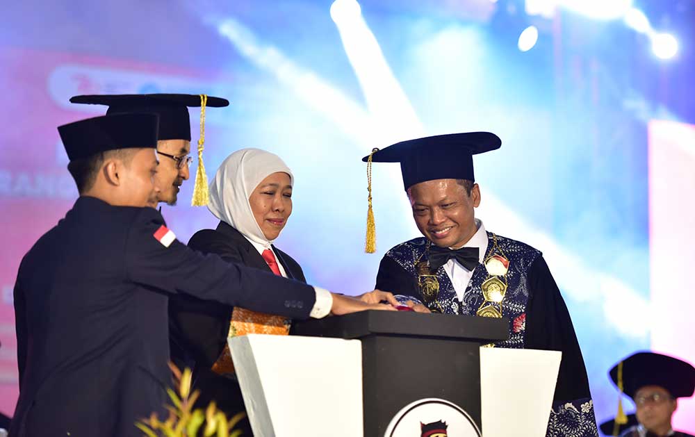 Rektor UTM Dr. Safi (kanan) saat membuka PPKMB bersama Khofifah Indar Parawansa.