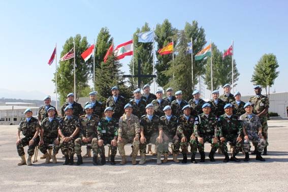 Force Commander UNIFIL Major General Paolo Serra (Italia) berpose dengan prajurit TNI, usai pemberian penghargaan. foto:istimewa