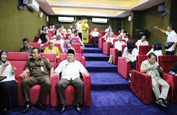 NONTON BARENG: Bupati H Saiful Ilah mencoba Bioskop Mini bernama Bolam milik Perpustakaan Sidoarjo, Rabu (16/1). foto ist