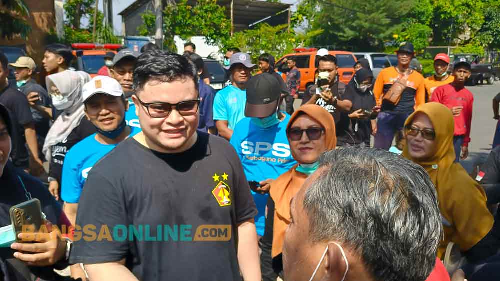 Bupati Kediri, Hanindhito Himawan Pramana, saat berbaur dengan masyarakat di acara kerja bakti bersih-bersih Kantor Pemkab Kediri. Foto: Muji Harjita/Bangsaonline.