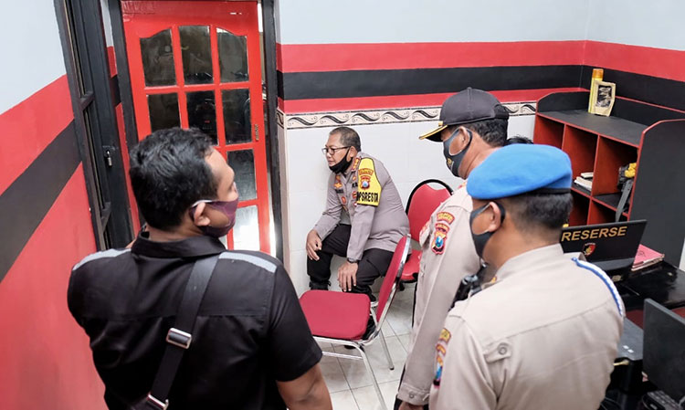 Kapolresta, Wakapolresta, dan Kasatreskrim Polresta Sidoarjo saat sedang menginterogasi tersangka pembakar mobil Via Vallen di Mapolsek Tanggulangin.
