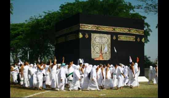 Jamaah saat melaksanakan manasik.