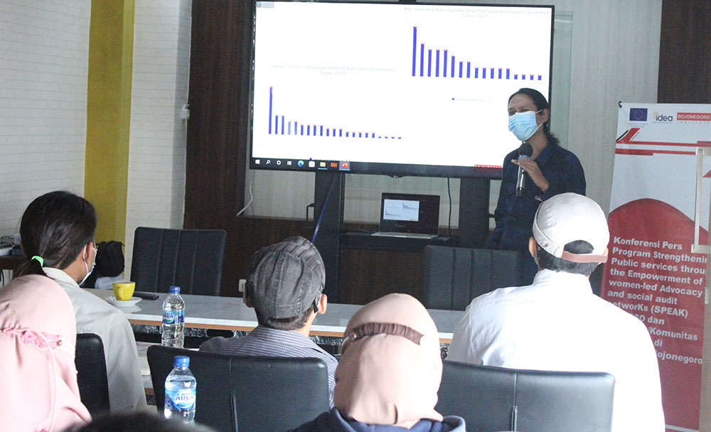 Direktur Bojonegoro Institute, Aw Syaiful Huda, saat memberi pemaparan kepada peserta media briefing.