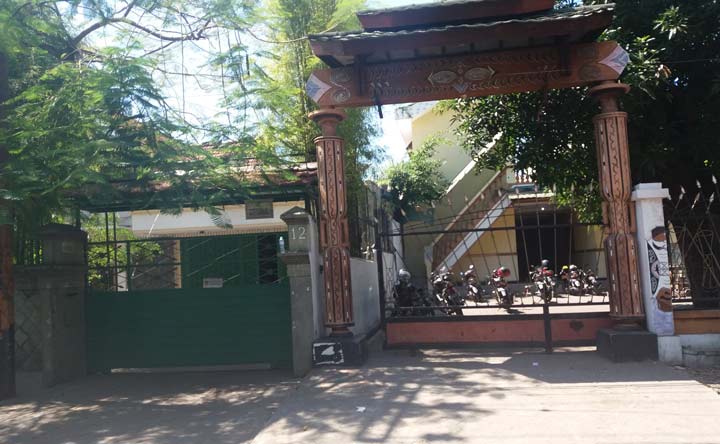 Pintu gerbang Asrama Mahasiswa Papua di Jalan Kalasan No 10 Surabaya. Foto diambil sekitar pukul 11.00 WIB, Ahad (18/8/2019). foto: BANGSAONLINE.com