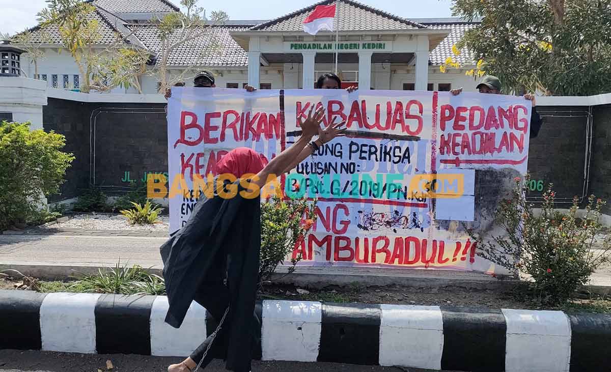 Aksi teatrikal tunggal menuntut keadilan di PN Kota Kediri. Foto: MUJI HARJITA/BANGSAONLINE