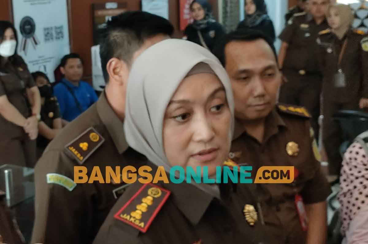 Kajari Kota Kediri, Novika Muzairah Rauf, saat memberi keterangan kepada awak media. Foto: MUJI HARJITA/BANGSAONLINE