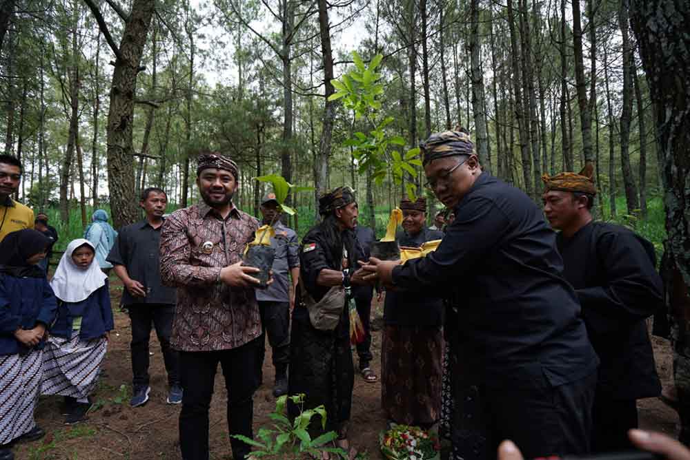 Wakil Wali Kota Batu, Heli Suyanto (berpakaian batik) saat akan menanam pohon di kawasan Jalibar, Desa Oro-Oro Ombo Kota Batu. (Ist) 