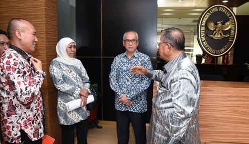 Gubernur Khofifah berbincang dengan Menko Perekonomian, Darmin Nasution di kantor Kemenko Perekonomian, Jakarta. foto: ist
