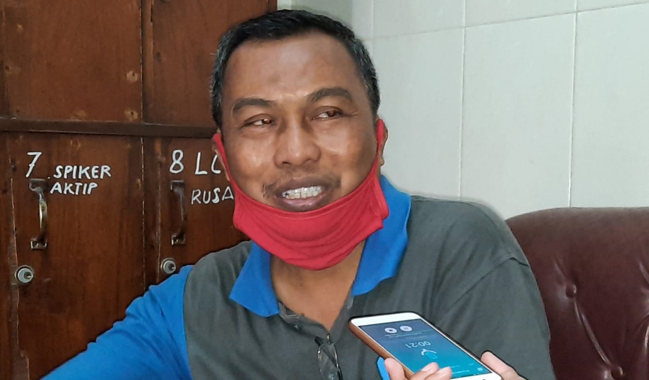 Andreas Setiawan, S.Pd., Waka Kesiswaan SMA Negeri 1 Pare, Kabupaten Kediri memberikan keterangan kepada wartawan. foto: MUJI HARJITA/ BANGSAONLINE