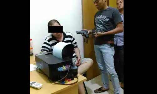 Tersangka saat diperiksa polisi. foto: ist