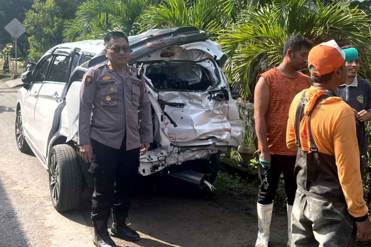 Kondisi mobil Mitsubishi Expander yang tertabrak KA Majapahit setelah melintasi perlintasan tanpa palang pintu. Foto: Ist.