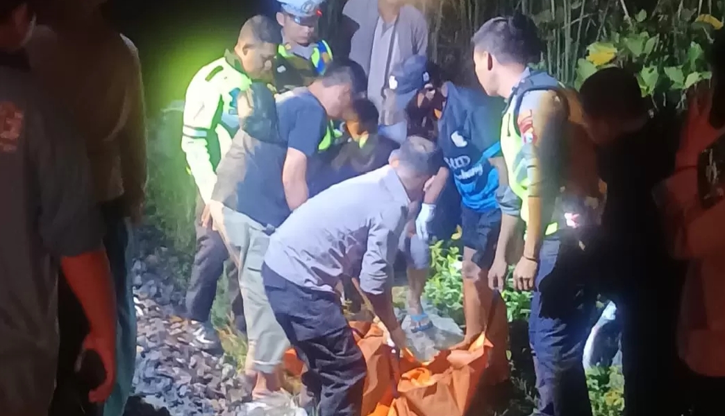 Petugas saat mengevakuasi jenazah korban