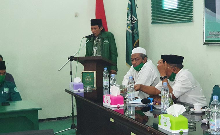 Ketua PCNU Bangkalan KH. Makki Nasir saat memberikan sambutan saat pembukaan Pendidikan Politik, Sabtu (21/11/2020).