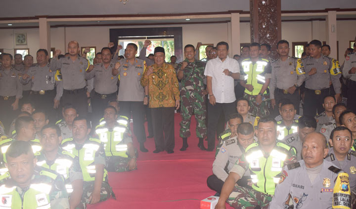 Personel gabungan TNI-Polri foto bersama usai mengikuti Sosialisasi Kesiapan Pilkades Serentak Kabupaten Lamongan Tahun 2019 di Pendopo Lokatantra, Kamis (12/9).
