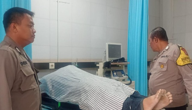 Jasad pemotor yang tewas usai mengalami menabrak tiang listrik di Balongpanggang, Gresik