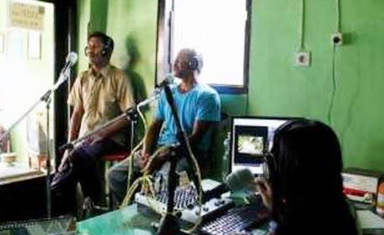 Pengujung sedang karaoke di salah satu radio yang beralih fungsi di wilayah Kabupaten Banyuwangi.