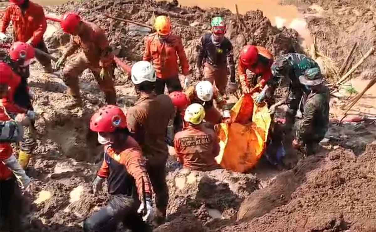 Petugas saat mengevakuasi korban yang tertimbun longsor di Desa Bumirejo, Kecamatan Kesamben, Kabupaten Blitar.