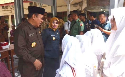 Bupati Lamongan Fadeli dan Wakilnya Kartika saat melihat guru dan murid tes urine. foto: nurqomar/ BANGSAONLINE